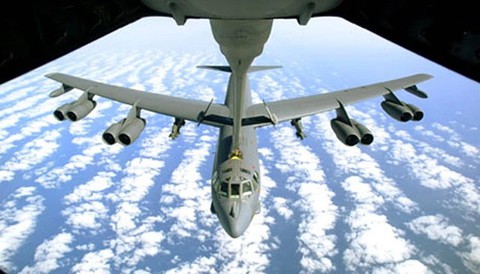 Mỹ điều 2 ‘pháo đài bay’ B-52 bay gần Trường Sa - Ảnh 1. Mỹ điều 2 ‘pháo đài bay’ B-52 bay gần Trường Sa - Ảnh 1.