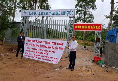 Dân căng băng rôn phản ứng doanh nghiệp rào bít lối ra biển - Ảnh 1. Dân căng băng rôn phản ứng doanh nghiệp rào bít lối ra biển - Ảnh 1.
