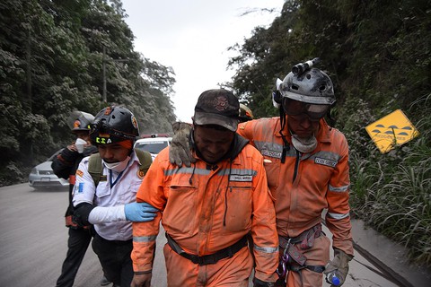 Hình ảnh tang thương khi núi lửa phun giết hàng chục người ở Guatemala - Ảnh 8. Hình ảnh tang thương khi núi lửa phun giết hàng chục người ở Guatemala - Ảnh 8.