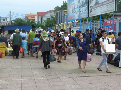 2.000 du khách kẹt ngoài đảo Lý Sơn đã vào bờ - Ảnh 2. 2.000 du khách kẹt ngoài đảo Lý Sơn đã vào bờ - Ảnh 2.