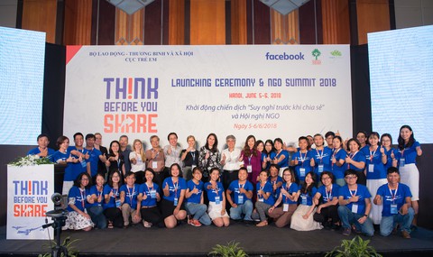 Suy nghĩ trước khi chia sẻ trên mạng xã hội - Ảnh 1. Suy nghĩ trước khi chia sẻ trên mạng xã hội - Ảnh 1.