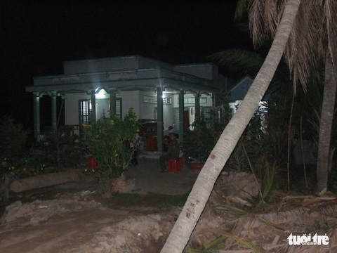 Khởi tố người chồng dùng vải mùng siết cổ vợ đến chết - Ảnh 1. Khởi tố người chồng dùng vải mùng siết cổ vợ đến chết - Ảnh 1.