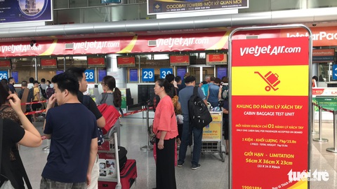Hành khách ném điện thoại vào mặt nữ nhân viên hàng không - Ảnh 1. Hành khách ném điện thoại vào mặt nữ nhân viên hàng không - Ảnh 1.