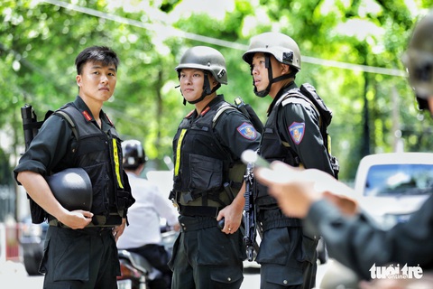 An ninh dày đặc trong buổi tuyên án nhóm khủng bố sân bay Tân Sơn Nhất - Ảnh 4. An ninh dày đặc trong buổi tuyên án nhóm khủng bố sân bay Tân Sơn Nhất - Ảnh 4.