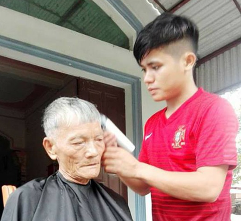 Chàng trai gây xúc động khi trò chuyện với ông nội qua giấy - Ảnh 1. Chàng trai gây xúc động khi trò chuyện với ông nội qua giấy - Ảnh 1.