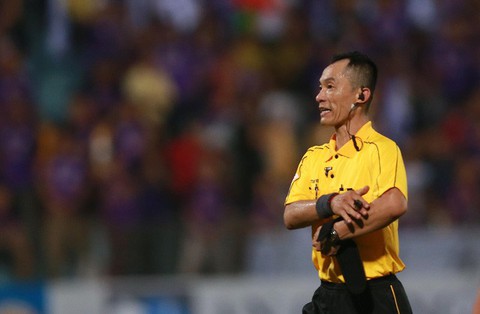 Hai trọng tài đối mặt với án phạt nặng sau vòng 11 V-League - Ảnh 1. Hai trọng tài đối mặt với án phạt nặng sau vòng 11 V-League - Ảnh 1.