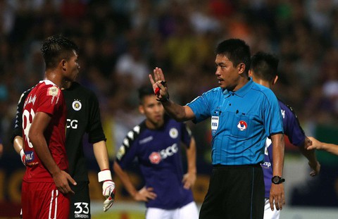 Hai trọng tài đối mặt với án phạt nặng sau vòng 11 V-League - Ảnh 2. Hai trọng tài đối mặt với án phạt nặng sau vòng 11 V-League - Ảnh 2.