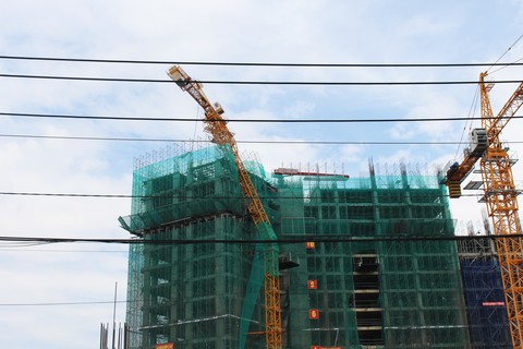 Cần cẩu đang thi công bất ngờ gãy sập - Ảnh 1. Cần cẩu đang thi công bất ngờ gãy sập - Ảnh 1.