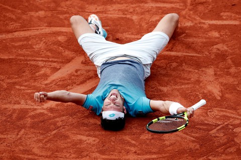 Cecchinato loại Djokovic ở tứ kết Roland Garros - Ảnh 1. Cecchinato loại Djokovic ở tứ kết Roland Garros - Ảnh 1.