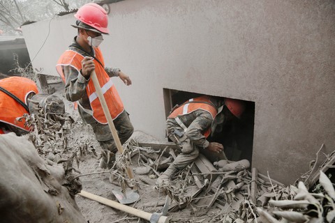 Núi lửa ở Guatemala: khó cứu gần 200 người còn mất tích - Ảnh 4. Núi lửa ở Guatemala: khó cứu gần 200 người còn mất tích - Ảnh 4.