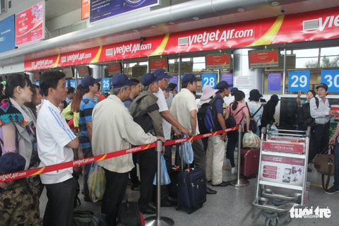 Phạt người ném điện thoại vào mặt nhân viên Vietjet 7,5 triệu - Ảnh 1. Phạt người ném điện thoại vào mặt nhân viên Vietjet 7,5 triệu - Ảnh 1.