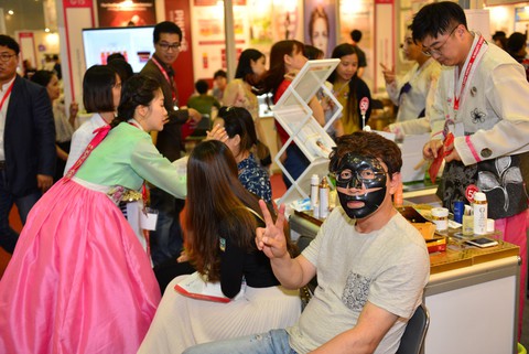 Hàng trăm thương hiệu làm đẹp quốc tế hội ngộ tại Mekong Beauty Show lần 2 - Ảnh 2. Hàng trăm thương hiệu làm đẹp quốc tế hội ngộ tại Mekong Beauty Show lần 2 - Ảnh 2.