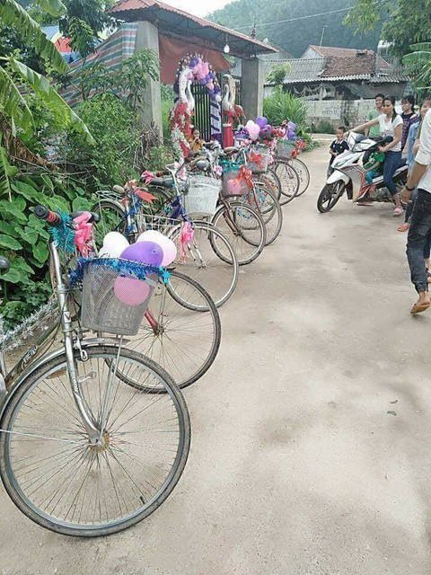 Chú rể gây sốt với màn rước dâu bằng xe đạp - Ảnh 2. Chú rể gây sốt với màn rước dâu bằng xe đạp - Ảnh 2.