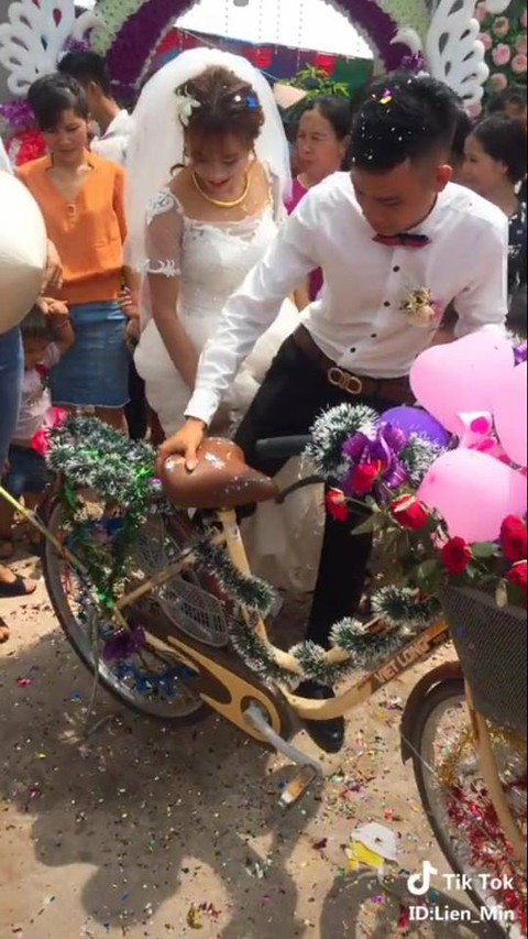 Chú rể gây sốt với màn rước dâu bằng xe đạp - Ảnh 5. Chú rể gây sốt với màn rước dâu bằng xe đạp - Ảnh 5.