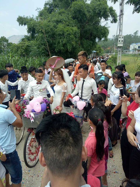 Chú rể gây sốt với màn rước dâu bằng xe đạp - Ảnh 6. Chú rể gây sốt với màn rước dâu bằng xe đạp - Ảnh 6.