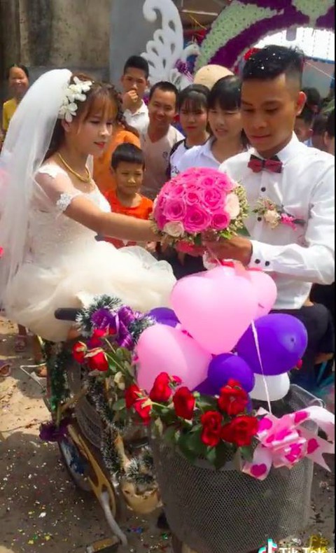 Chú rể gây sốt với màn rước dâu bằng xe đạp - Ảnh 7. Chú rể gây sốt với màn rước dâu bằng xe đạp - Ảnh 7.