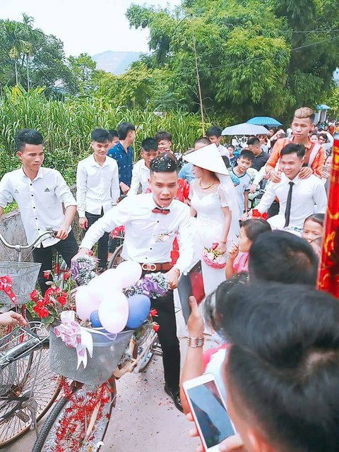 Chú rể gây sốt với màn rước dâu bằng xe đạp - Ảnh 8. Chú rể gây sốt với màn rước dâu bằng xe đạp - Ảnh 8.