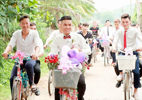 Chú rể gây sốt với màn rước dâu bằng xe đạp - Ảnh 3. Chú rể gây sốt với màn rước dâu bằng xe đạp - Ảnh 3.