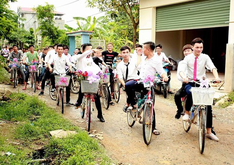Chú rể gây sốt với màn rước dâu bằng xe đạp - Ảnh 4. Chú rể gây sốt với màn rước dâu bằng xe đạp - Ảnh 4.