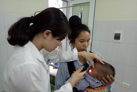 Bé 7 tháng phải bỏ nhãn cầu vì nhỏ sữa mẹ chữa loét giác mạc - Ảnh 1. Bé 7 tháng phải bỏ nhãn cầu vì nhỏ sữa mẹ chữa loét giác mạc - Ảnh 1.