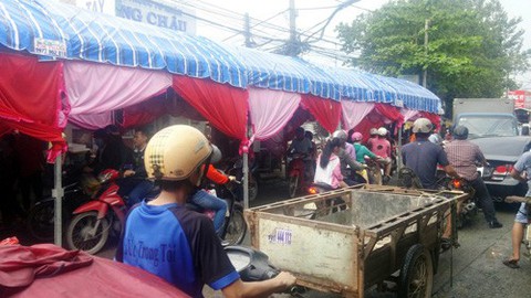Đám tang dựng rạp đã đành, rạp cưới xuống đường là phạm luật! - Ảnh 1. Đám tang dựng rạp đã đành, rạp cưới xuống đường là phạm luật! - Ảnh 1.