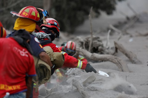 Tro bụi núi lửa xóa đi sự sống ở Guatemala - Ảnh 10. Tro bụi núi lửa xóa đi sự sống ở Guatemala - Ảnh 10.