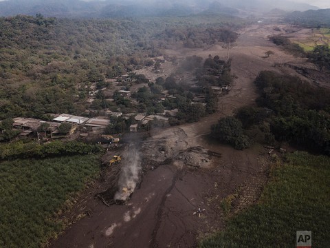 Tro bụi núi lửa xóa đi sự sống ở Guatemala - Ảnh 21. Tro bụi núi lửa xóa đi sự sống ở Guatemala - Ảnh 21.