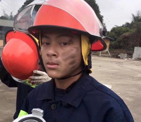 Anh lính cứu hỏa tập sự gánh rau giúp hai cụ già - Ảnh 3. Anh lính cứu hỏa tập sự gánh rau giúp hai cụ già - Ảnh 3.