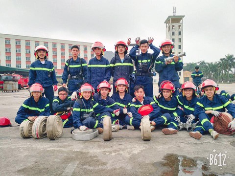 Anh lính cứu hỏa tập sự gánh rau giúp hai cụ già - Ảnh 4. Anh lính cứu hỏa tập sự gánh rau giúp hai cụ già - Ảnh 4.