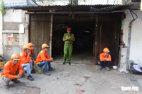 Phá cửa, cưỡng chế di dời dân tại chung cư 23 Lý Tự Trọng - Ảnh 3. Phá cửa, cưỡng chế di dời dân tại chung cư 23 Lý Tự Trọng - Ảnh 3.