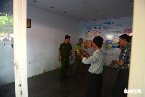 Phá cửa, cưỡng chế di dời dân tại chung cư 23 Lý Tự Trọng - Ảnh 8. Phá cửa, cưỡng chế di dời dân tại chung cư 23 Lý Tự Trọng - Ảnh 8.