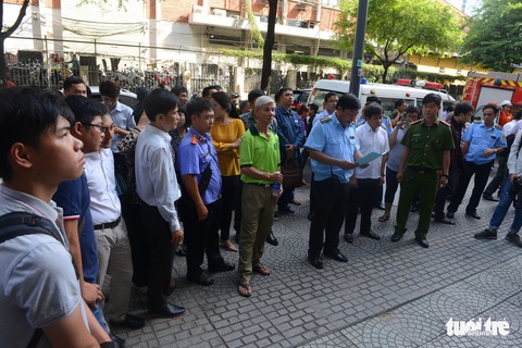 Phá cửa, cưỡng chế di dời dân tại chung cư 23 Lý Tự Trọng - Ảnh 9. Phá cửa, cưỡng chế di dời dân tại chung cư 23 Lý Tự Trọng - Ảnh 9.