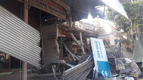 Xe đầu kéo đâm sập 3 nhà dân, nhiều người thoát chết - Ảnh 2. Xe đầu kéo đâm sập 3 nhà dân, nhiều người thoát chết - Ảnh 2.