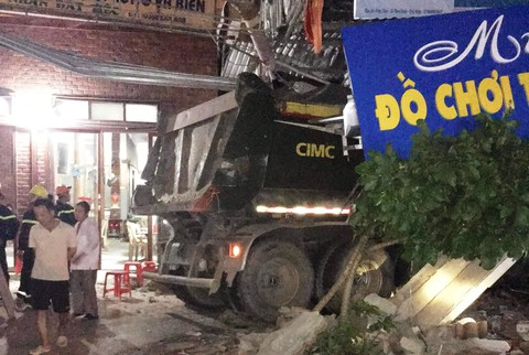 Xe đầu kéo đâm sập 3 nhà dân, nhiều người thoát chết - Ảnh 1. Xe đầu kéo đâm sập 3 nhà dân, nhiều người thoát chết - Ảnh 1.