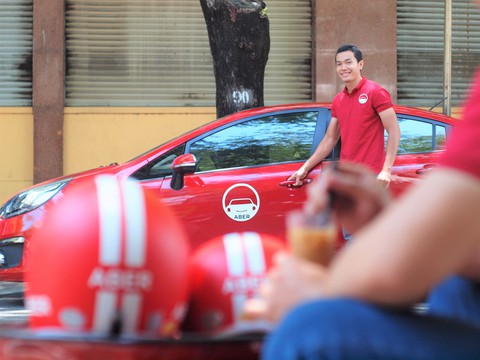 Uber rút lui, khốc liệt cuộc chiến ứng dụng gọi xe công nghệ - Ảnh 1. Uber rút lui, khốc liệt cuộc chiến ứng dụng gọi xe công nghệ - Ảnh 1.