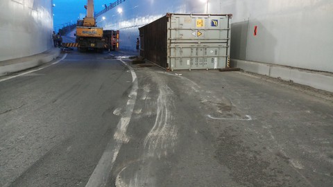 Xe container lật trong hầm chui Mỹ Thủy - Ảnh 1. Xe container lật trong hầm chui Mỹ Thủy - Ảnh 1.