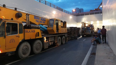 Xe container lật trong hầm chui Mỹ Thủy - Ảnh 2. Xe container lật trong hầm chui Mỹ Thủy - Ảnh 2.