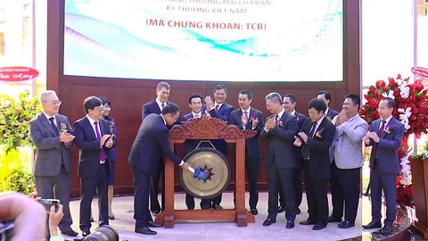 Cổ phiếu Techcombank tăng trở lại - Ảnh 1. Cổ phiếu Techcombank tăng trở lại - Ảnh 1.