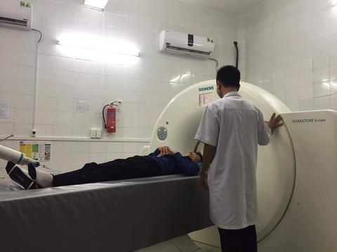 Triệu tập hai thanh niên đánh phóng viên tìm hiểu vụ áo mưa 1 triệu - Ảnh 2. Triệu tập hai thanh niên đánh phóng viên tìm hiểu vụ áo mưa 1 triệu - Ảnh 2.