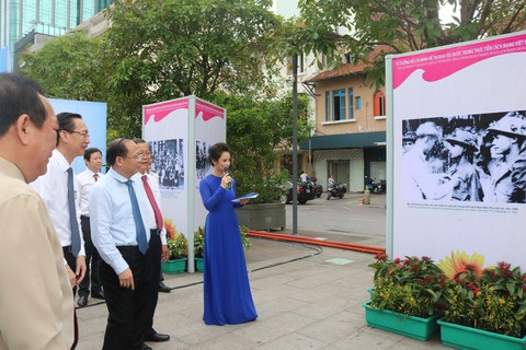 Triển lãm hình ảnh kêu gọi thi đua ái quốc của Bác - Ảnh 4. Triển lãm hình ảnh kêu gọi thi đua ái quốc của Bác - Ảnh 4.