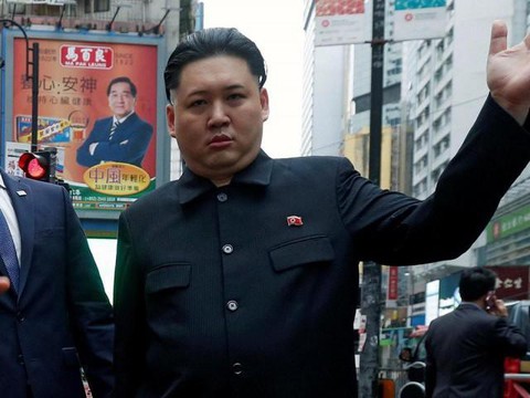 Kim Jong Un giả bị tạm giữ, thẩm vấn tại Singapore - Ảnh 2. Kim Jong Un giả bị tạm giữ, thẩm vấn tại Singapore - Ảnh 2.