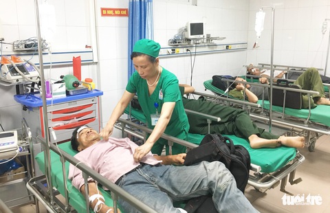 Xe khách lao xuống ruộng, hơn 10 người bị thương - Ảnh 3. Xe khách lao xuống ruộng, hơn 10 người bị thương - Ảnh 3.