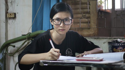 Đến trường bằng tình thương của bà, tờ vé số của ba - Ảnh 2. Đến trường bằng tình thương của bà, tờ vé số của ba - Ảnh 2.