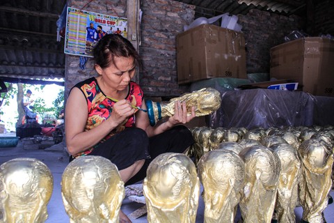 Độc đáo cúp vàng World Cup made in Việt Nam - Ảnh 1. Độc đáo cúp vàng World Cup made in Việt Nam - Ảnh 1.