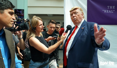 Gặp gỡ ‘bản sao’ của ông Kim Jong Un tại Singapore - Ảnh 17. Gặp gỡ ‘bản sao’ của ông Kim Jong Un tại Singapore - Ảnh 17.