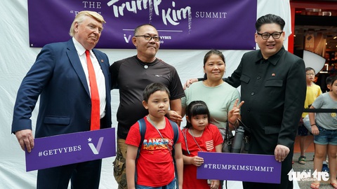 Gặp gỡ ‘bản sao’ của ông Kim Jong Un tại Singapore - Ảnh 16. Gặp gỡ ‘bản sao’ của ông Kim Jong Un tại Singapore - Ảnh 16.