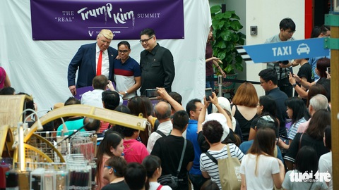 Gặp gỡ ‘bản sao’ của ông Kim Jong Un tại Singapore - Ảnh 13. Gặp gỡ ‘bản sao’ của ông Kim Jong Un tại Singapore - Ảnh 13.