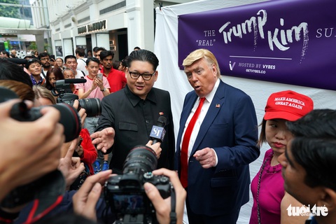 Gặp gỡ ‘bản sao’ của ông Kim Jong Un tại Singapore - Ảnh 9. Gặp gỡ ‘bản sao’ của ông Kim Jong Un tại Singapore - Ảnh 9.