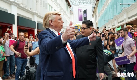 Gặp gỡ ‘bản sao’ của ông Kim Jong Un tại Singapore - Ảnh 12. Gặp gỡ ‘bản sao’ của ông Kim Jong Un tại Singapore - Ảnh 12.