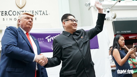 Gặp gỡ ‘bản sao’ của ông Kim Jong Un tại Singapore - Ảnh 8. Gặp gỡ ‘bản sao’ của ông Kim Jong Un tại Singapore - Ảnh 8.
